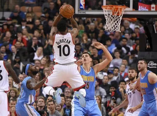 周定洋踩人染红！复刻蒋圣龙首轮动作，媒体人：连锁反应太有趣.